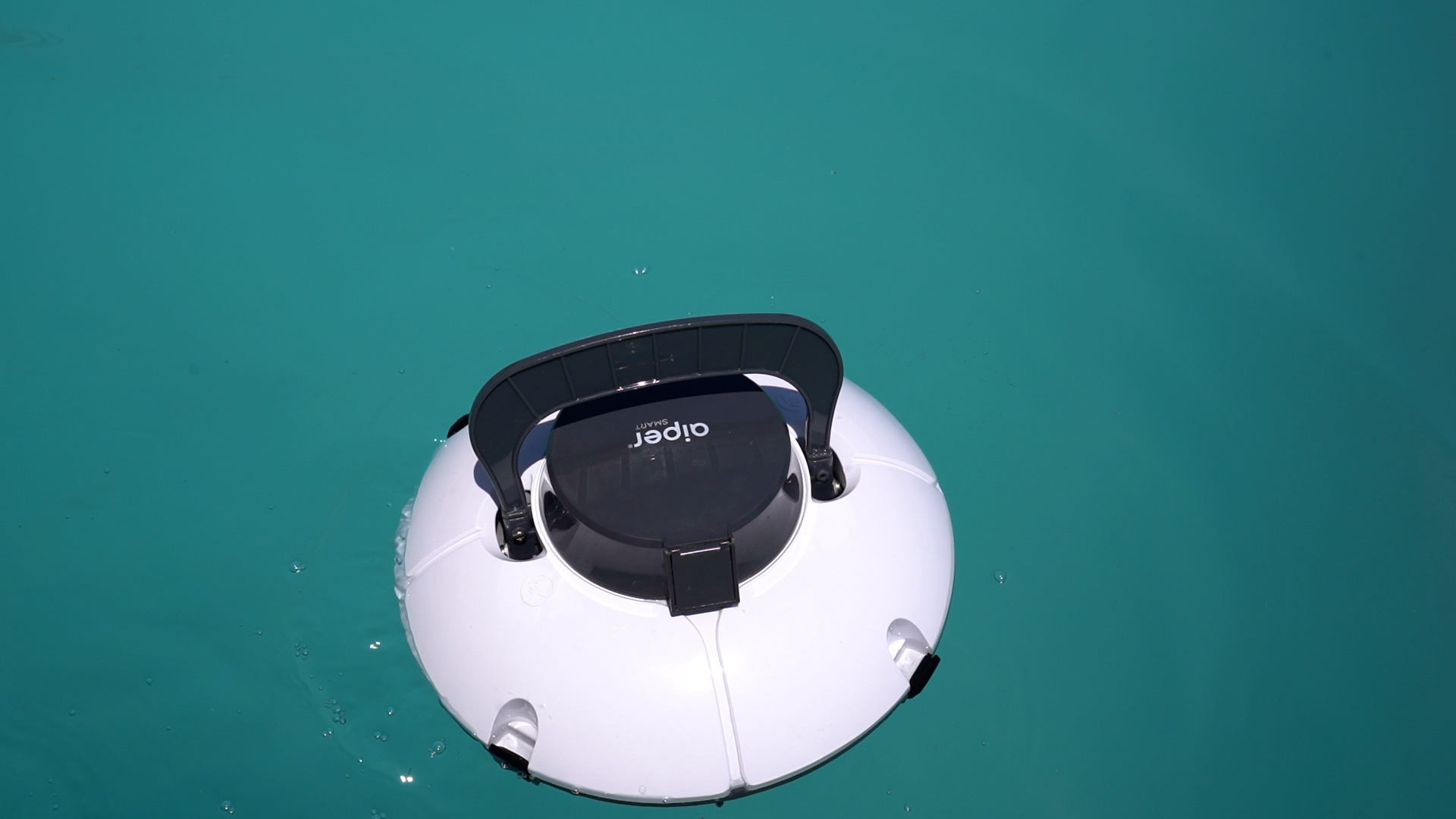 Aiper 600 Floating In Water