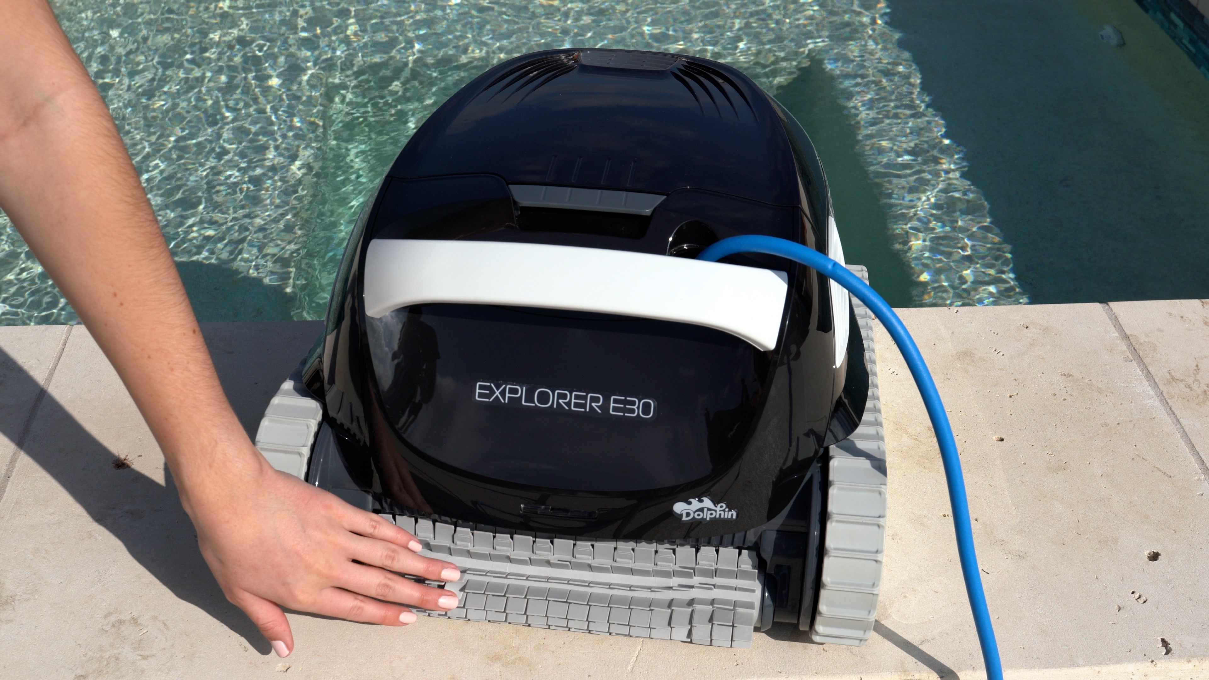 Dolphin Explorer 30 Poolside