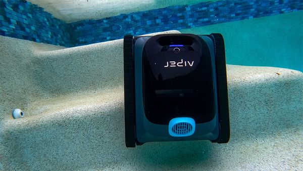 Aiper Scuba S1 robotic pool cleaner cleaning stairs