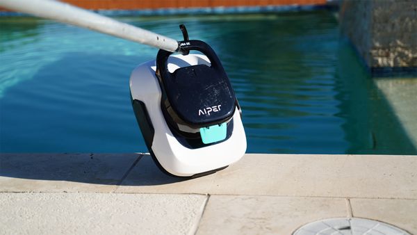 Aiper Scuba SE hooking it out of the pool