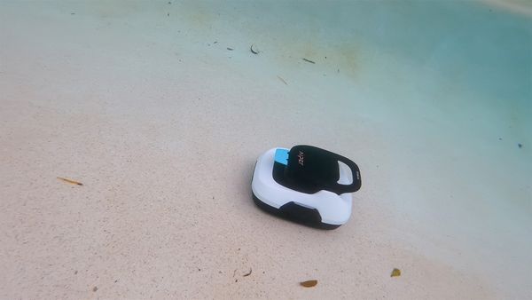 Aiper Scuba SE cordless robotic pool cleaner missing leaves