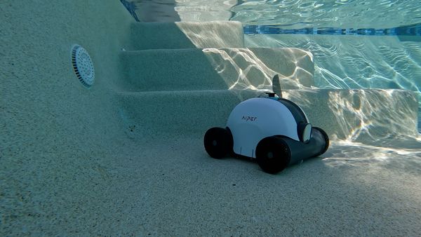 Aiper Seagull 1000 Robotic Pool Cleaner cleaning