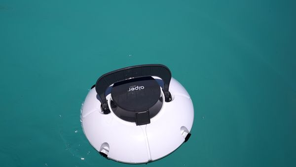 Aiper Seagull 600 floating in the water