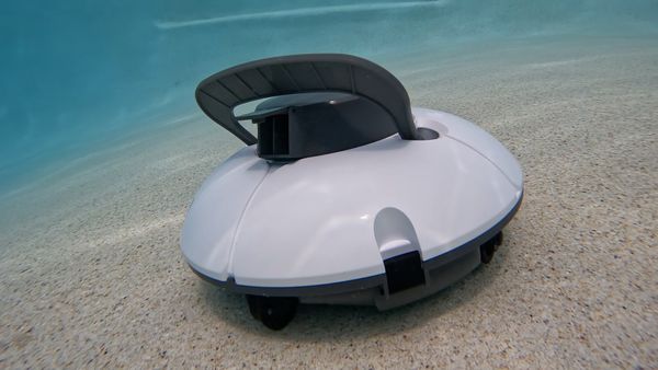 Close-up of the Aiper Seagull 600 pushing across the floor