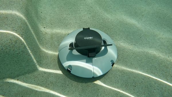 Aiper Seagull 600 sitting on the pool floor underwater