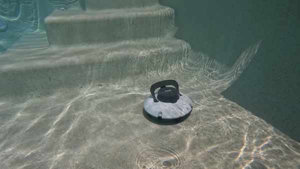 Aiper Seagull 600 navigating the pool floor