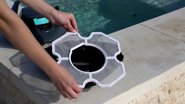 Holding the Aiper Seagull SE filter