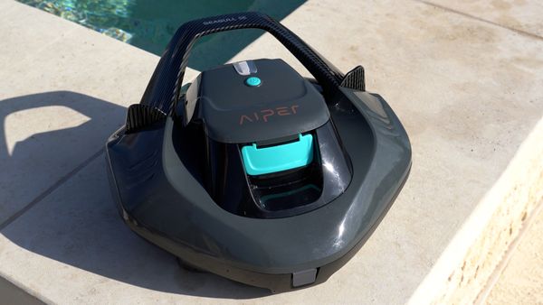 Aiper Seagull SE sitting poolside