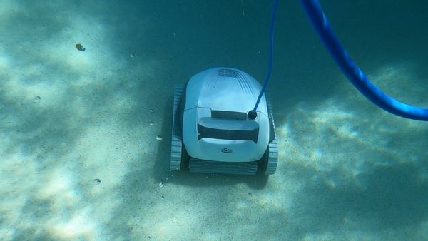 Dolphin E10 showing its pool coverage pattern