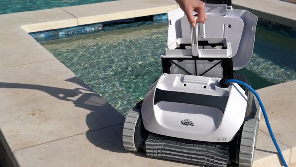 Dolphin E10 Pool Vacuum