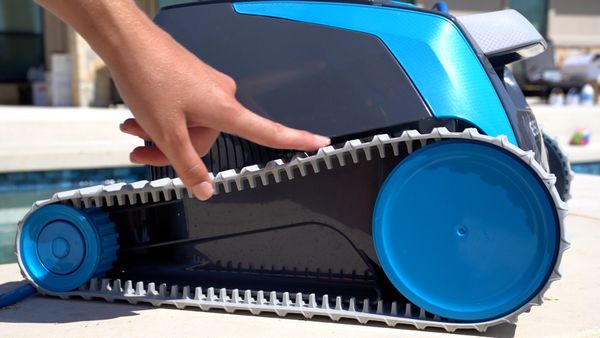 Close-up of the Dolphin Escape HyperGrip tracks