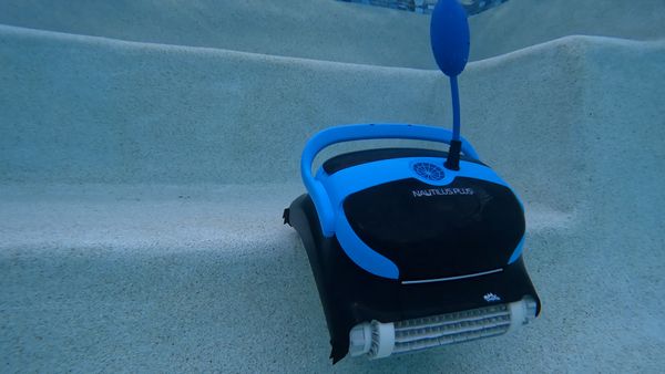 Dolphin Nautilus CC Plus climbing the pool steps