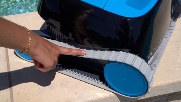 Close-up of the drive tracks on the Dolphin Nautilus CC