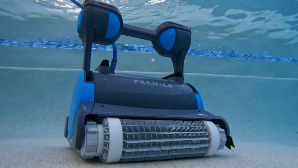 Front left-angle closeup of the Dolphin Premier power supply