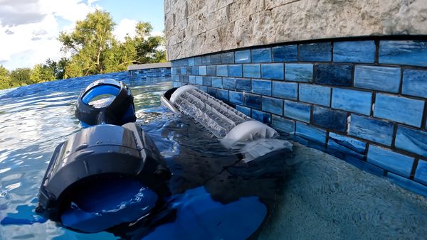 Dolphin Premier scrubbing tight against the tile line