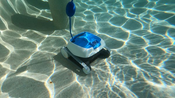 Dolphin Proteus DX3 cleaning pool