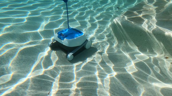 Dolphin Proteus DX3 covering the pool floor during a cleaning cycle