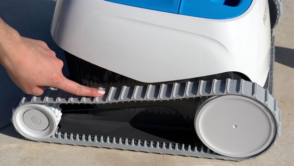 Close-up of the Dolphin Proteus DX3's tracks as it climbs a pool wall