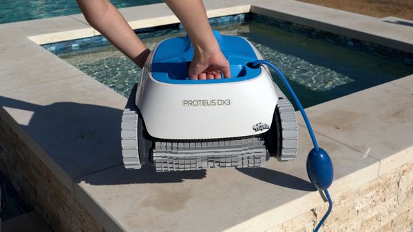Grabbing the handle of the Dolphin Proteus DX3