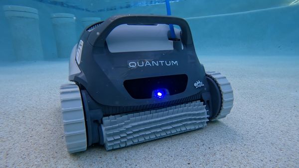 Dolphin Quantum running a cleaning cycle