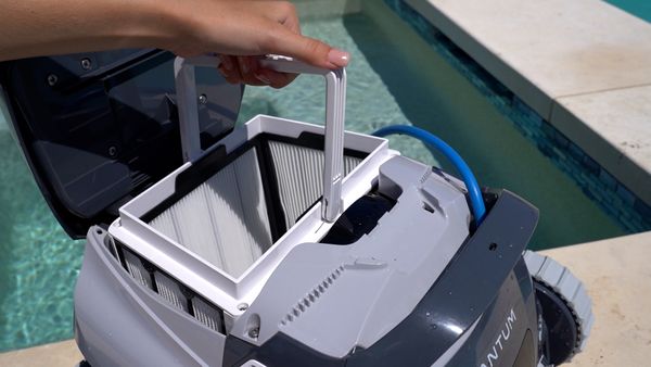 Dolphin Quantum XXL MaxBin popped open to show its debris capacity