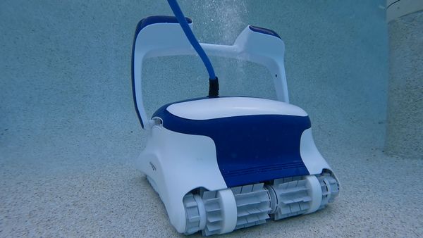 Rear view of the Dolphin Sigma running with water bubbles