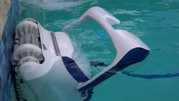 Close view of the Dolphin Sigma scrubbing blue waterline tile