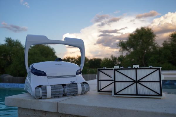 Dolphin Sigma on the ledge with its NanoFilters and mesh filters