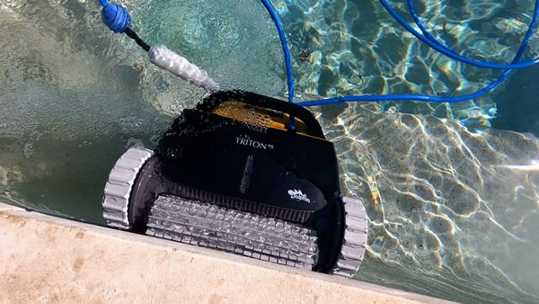 Dolphin Triton PS Waterline Cleaning